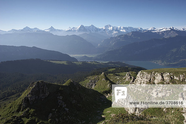 Bergpanorama  Blick vom Niederhorn auf Interlaken und das Bergmassiv der Berner Alpen mit Eiger  Mönch und Jungfrau  Kanton Bern  Schweiz  Europa Bergpanorama