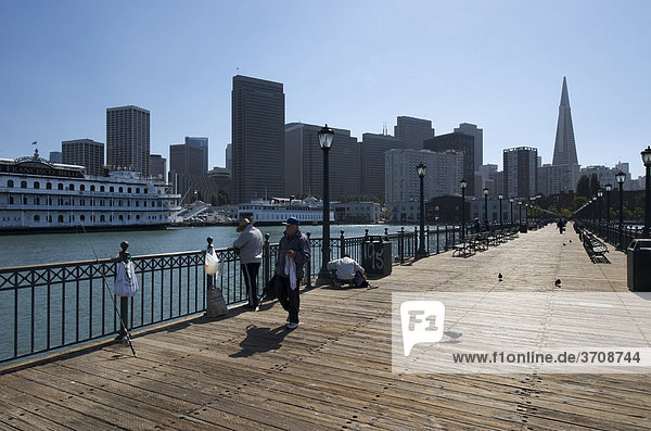 Blick auf San Francisco vom Pier 7  San Francisco  Kalifornien  USA