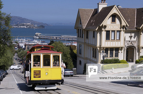 Cable Car und viktorianische Villa in der Hyde Street  Ecke Francisco Street  mit Blick auf Alcatraz  San Francisco  Kalifornien  USA