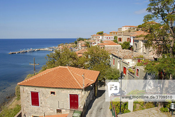 Sanierte Häuser der Altstadt mit Fischerhafen  Mithymna  Molyvos  Molivos  Insel Lesbos  Ägäis  Griechenland  Europa