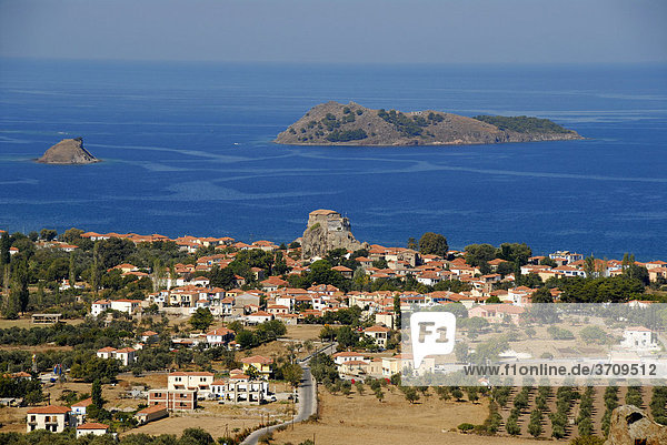 Küstenort mit vorgelagerten Inseln  Dorf um Felsen mit Kirche darauf  Petra  Insel Lesbos  Ägäis  Griechenland  Europa