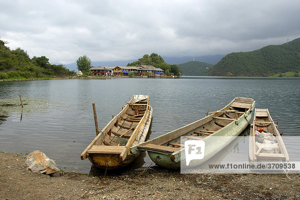 Holzboote am Ufer  Lige  Lugu Hu See  Provinz Yunnan  Volksrepublik China  Asien