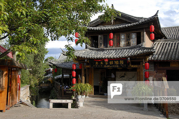 Altes Haus mit roten Lampions  Altstadt von Lijiang  UNESCO Weltkulturerbe  Provinz Yunnan  Volksrepublik China  Asien