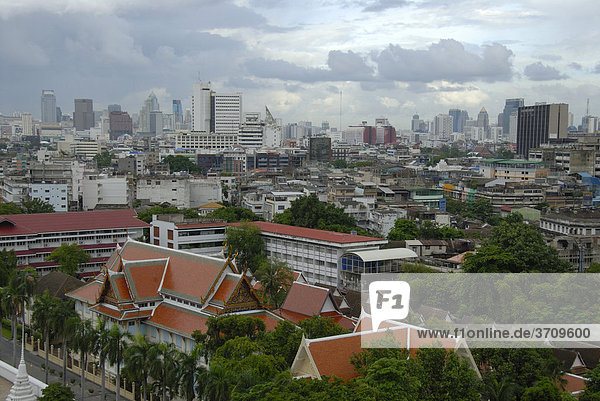 Blick vom Golden Mountain auf das Kloster Wat Saket und die Hochhäuser der Großstadt  Bangkok  Thailand  Südostasien  Asien