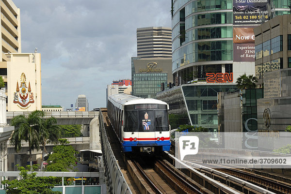 BTS Skytrain  Bangkok Mass Transit System  S-Bahn zwischen Hochhäusern  Bangkok  Thailand  Südostasien  Asien