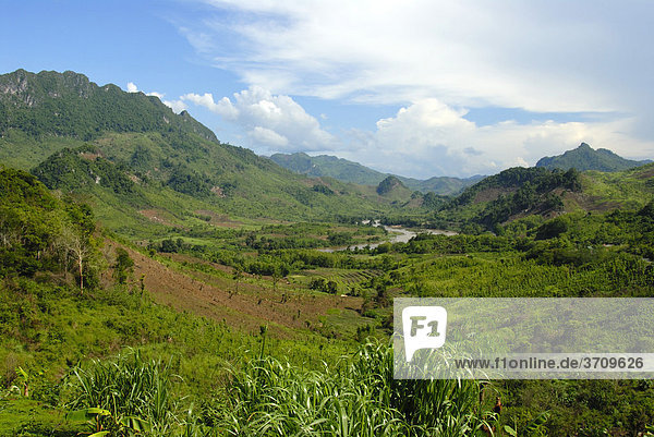 Grüne Landschaft mit Tal und Berge  Nam Ou Fluss  bei Ban Houay Kan  Provinz Luang Prabang  Laos  Südostasien  Asien