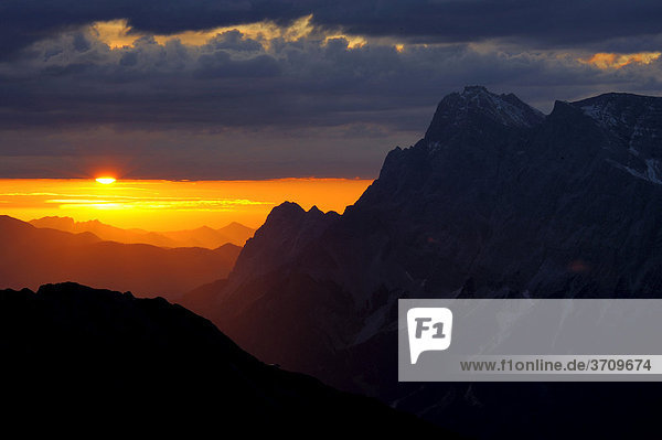 Sonnenaufgang vor Zugspitze mit gestaffelten Berggipfeln  Berwang  Außerfern  Tirol  Östereich  Europa