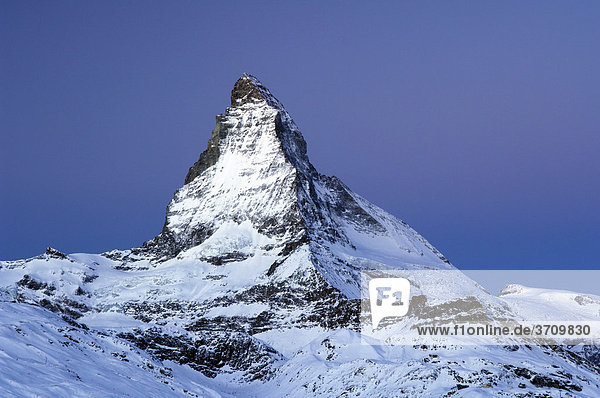 Frisch verschneites Matterhorn  Zermatt  Wallis  Schweiz  Europa