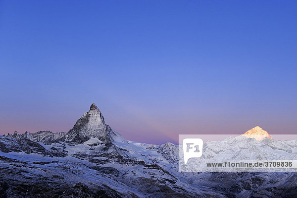 Matterhorn im Morgenrot kurz vor Sonnenaufgang  Zermatt  Schweiz  Europa