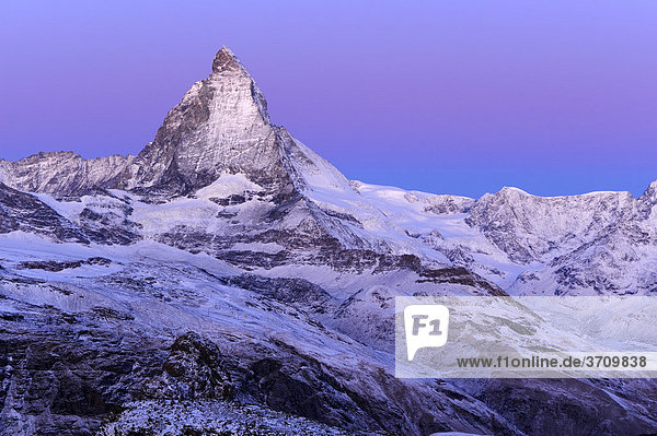 Matterhorn zur blauen Stunde  Zermatt  Schweiz  Europa