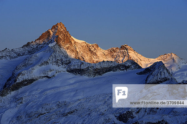 Zinalrothorn im Licht der aufgehenden Sonne  Zermatt  Wallis  Schweiz  Europa