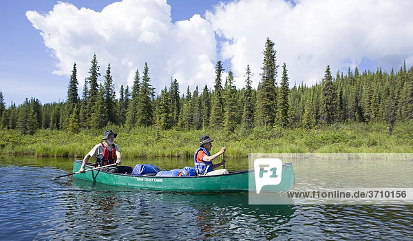 Paar  Mann und Frau  fahren Kanu  paddeln  oberer Liard River Fluss  Caribou Creek  Yukon Territory  Kanada