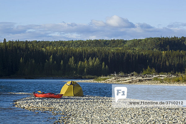 Zelt  Camp  Kajak  Landzunge  Kiesbank  oberer Liard River Fluss  Yukon Territory  Kanada