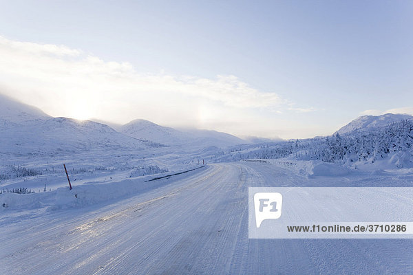 Vereiste Straße  South Klondike Highway in der Nähe von Fraser  schneebedeckte alpine Landschaft  White Pass  Coastal Range verbindet Skagway  Alaska mit British Columbia  Kanada
