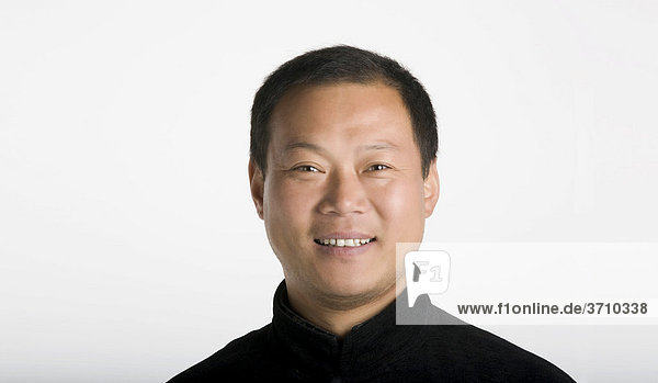 Portrait  chinesischer Taiji Meister Cheng Lijun  freundlicher Gesichtsausdruck  lächelnd  Kopfbild