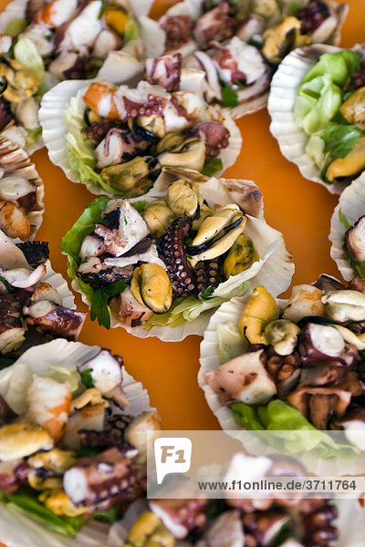 Salat aus gemischten Meeresfrüchten  Muscheln  Tintenfisch und Garnelen