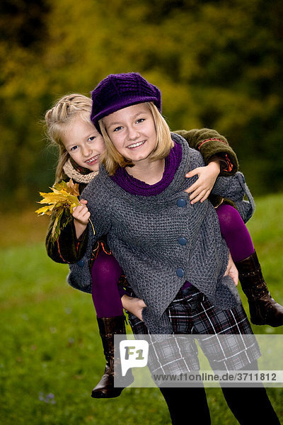 Zwei Mädchen im Herbstpark