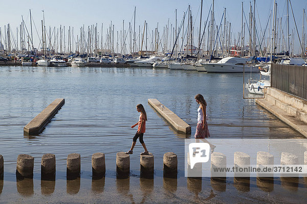 Yachthafen von Palma de Mallorca  Frau und Mädchen  Mutter und Tochter  Mallorca  Balearen  Mittelmeer  Spanien  Europa