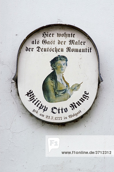 Wolgast Mecklenburg-Vorpommern Deutschland Gedenkschild am Geburtshaus des Malers und Naturforschers Philipp Otto Runge
