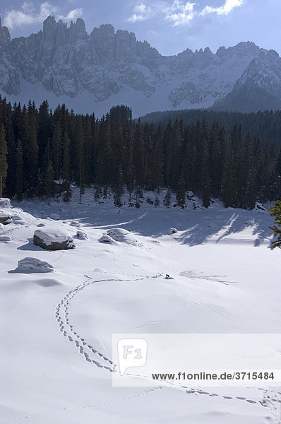 Karersee zugefroren Südtirol Italien unterm Latemar
