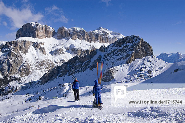 Von den Skihängen über Canazei Trentino Italien auf die Sellagruppe