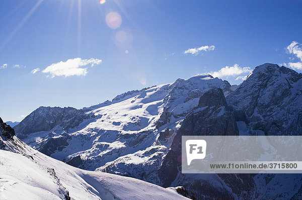 Von den Skihängen über Canazei Trentino Italien auf die Marmolada