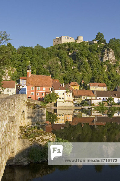 Kallmünz am Zusammenfluss von Naab und Vils Oberpfalz Bayern Deutschland Naabbrücke Rathaus und Burgruine