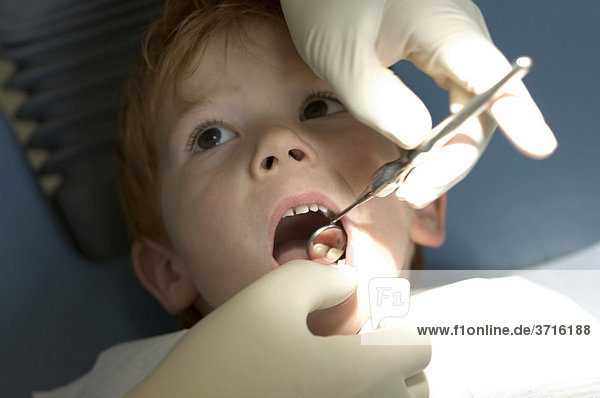 Junge 5 jahre beim Zahnarzt