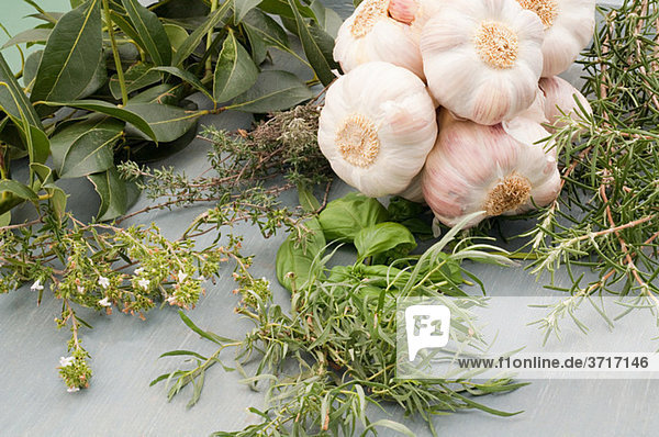Kräuter und Knoblauch
