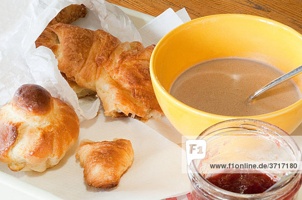 Brioche  Croissant und heiße Schokolade