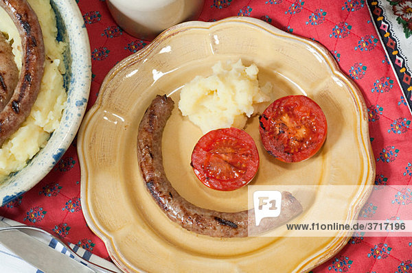 Toulouser Wurst mit Kartoffelpüree und Tomaten