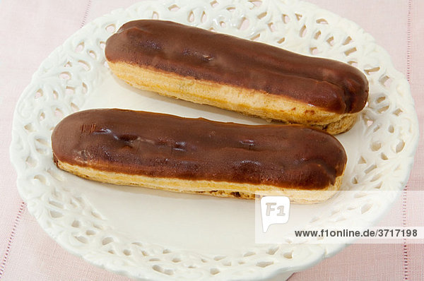 Zwei Schokoladen-Eclairs