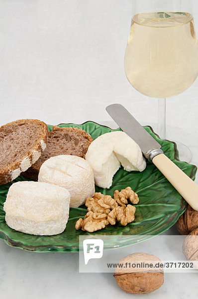 Ziegenkäse und Walnüsse mit Weißwein