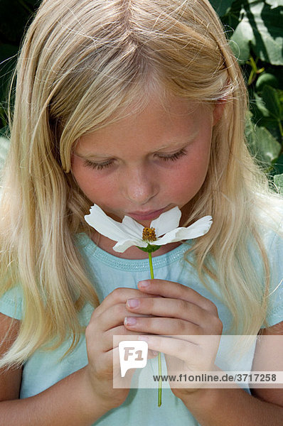 Mädchen riechen Blume