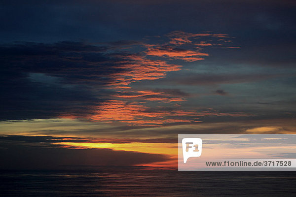 Sonnenuntergang über Meer  Singapurianer/in