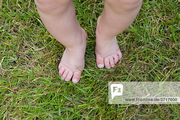 Baby Beine und Füße auf Gras