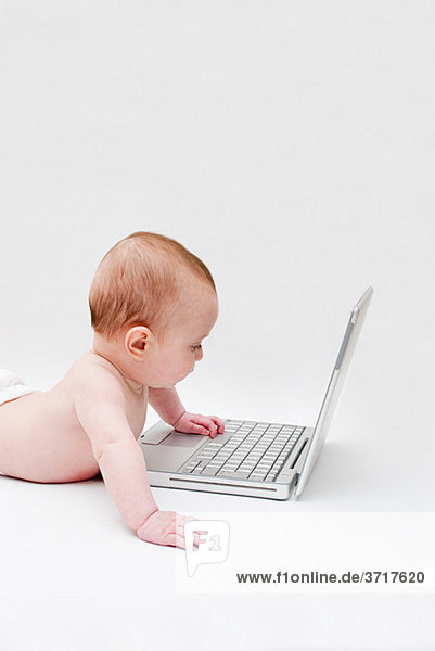Baby mit Laptop