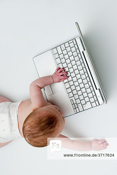 Baby mit einem laptop
