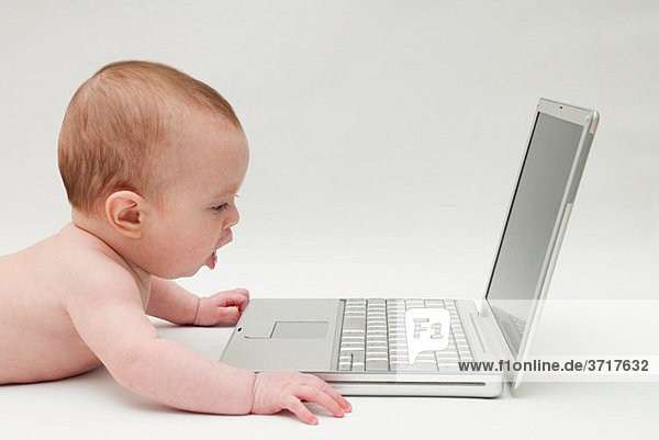 Baby mit Laptop