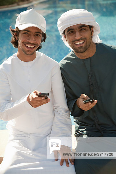 Zwei Männer aus dem Nahen Osten mit Mobiltelefonen