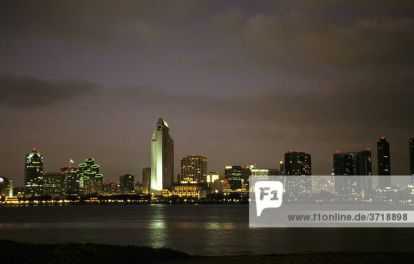 Skyline von San Diego bei Nacht  Kalifornien  USA