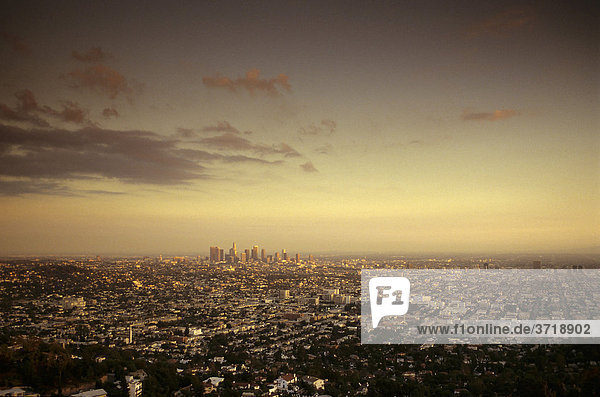 Blick über Los Angeles in der Abenddämmerung  Kalifornien  USA