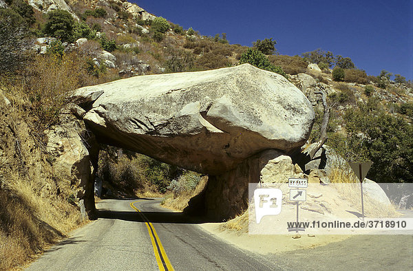 Großer Felsen über einer Straße in der Sierra Nevada  Kalifornien  USA