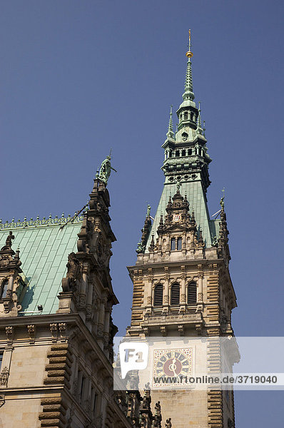 Turm des Hamburger Rathauses ragt in den blauen Himmel