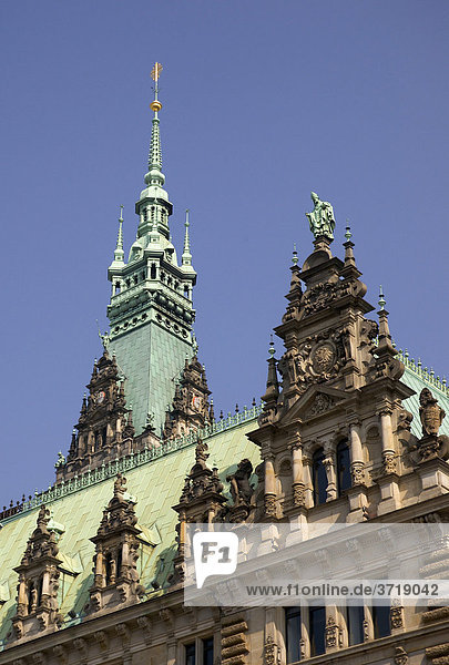 Der Turm des Hamburger Rathauses überragt einen Giebel des Hamburger Rathauses