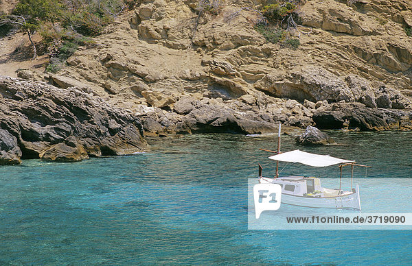 Kleines Motorboot in einer Felsenbucht an der Küste von Mallorca  Spanien