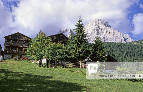 Typische Häuser im Bergdorf Zoppe di Cadore im Valle di Zoldo in den Dolomiten  Italien