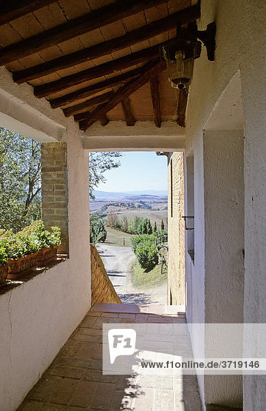 Blick aus dem Eingang eines alten Hauses in der Toskana bei Montalcino  Italien