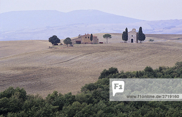 Einsames Haus und einsame Kapelle in der Toskana nahe Pienza  Italien