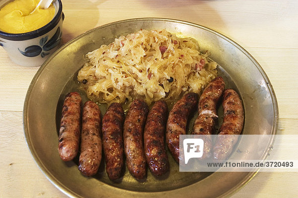 Nürnberger Bratwürste mit Sauerkraut in Historischer Bratwürstküche Zum ...